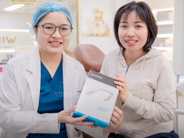 Đánh đổi 2 năm niềng răng: Nên chọn Invisalign vô hình hay mắc cài truyền thống?