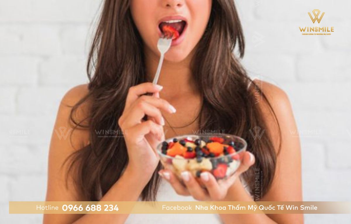 Duy trì chế độ ăn uống hợp lý khi niềng răng mắc cài sứ tự động 