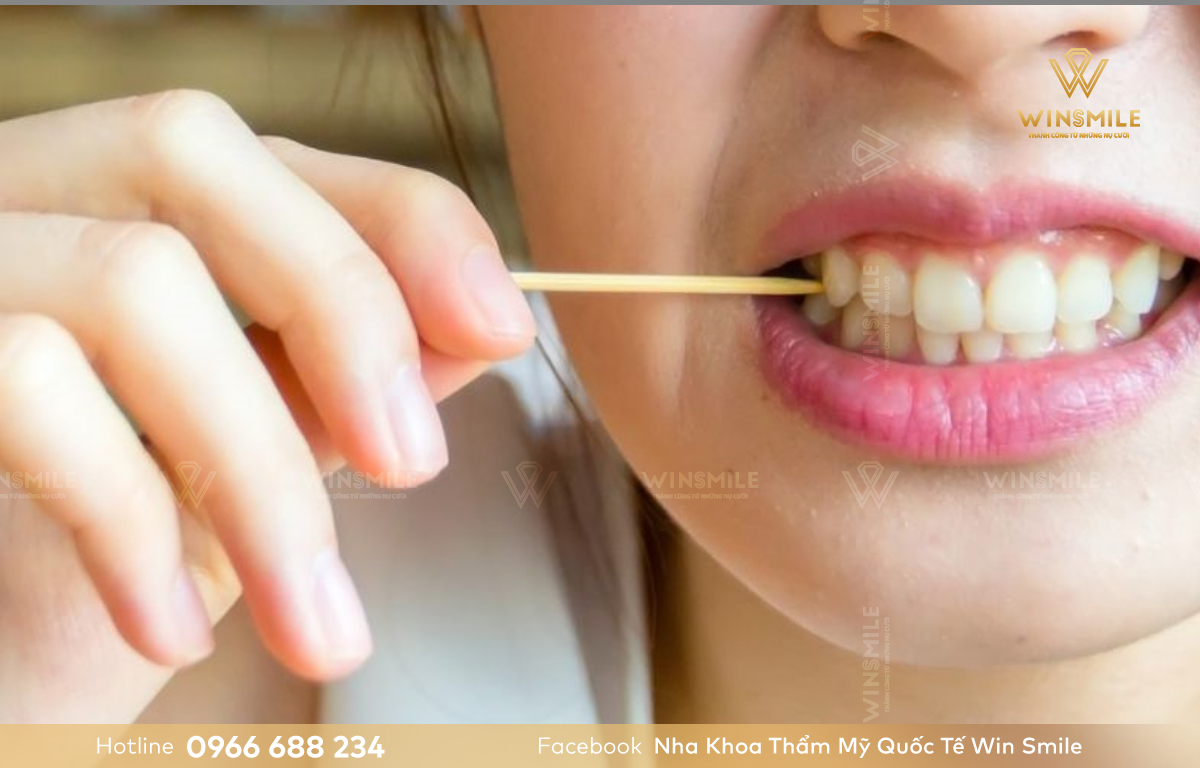 Tránh dùng tăm xỉa răng, thay vào đó hãy sử dụng thiết bị vệ sinh răng miệng chuyên dụng